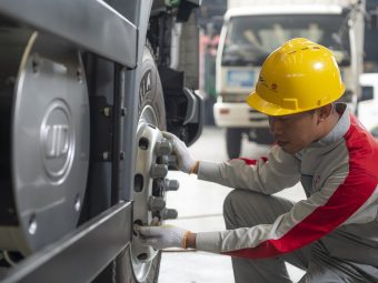 Tips Menjaga Ban Truk Agar Tetap Awet dengan Tekanan Angin yang Tepat