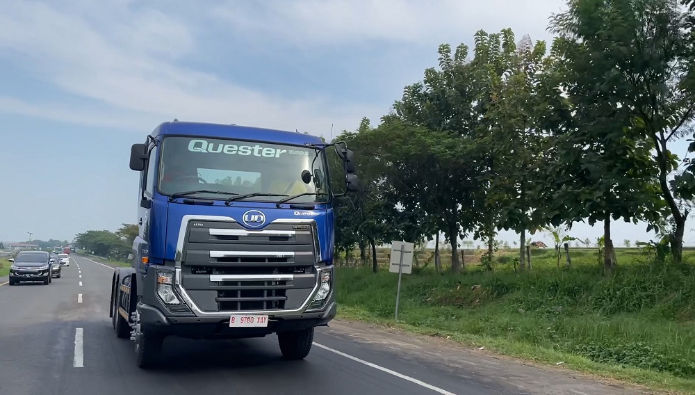 Mengapa Sebaiknya Mobil Menjaga Jarak dengan Truk Ketika Sedang Berada di Jalanan?