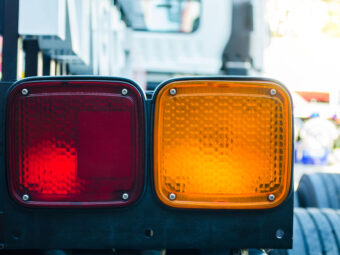 Ketahui 3 Arti Tanda Lampu Sein Pada Mobil Truk