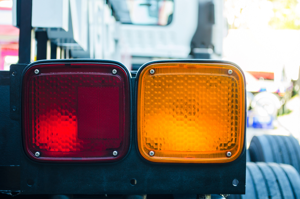 Ketahui 3 Arti Tanda Lampu Sein Pada Mobil Truk