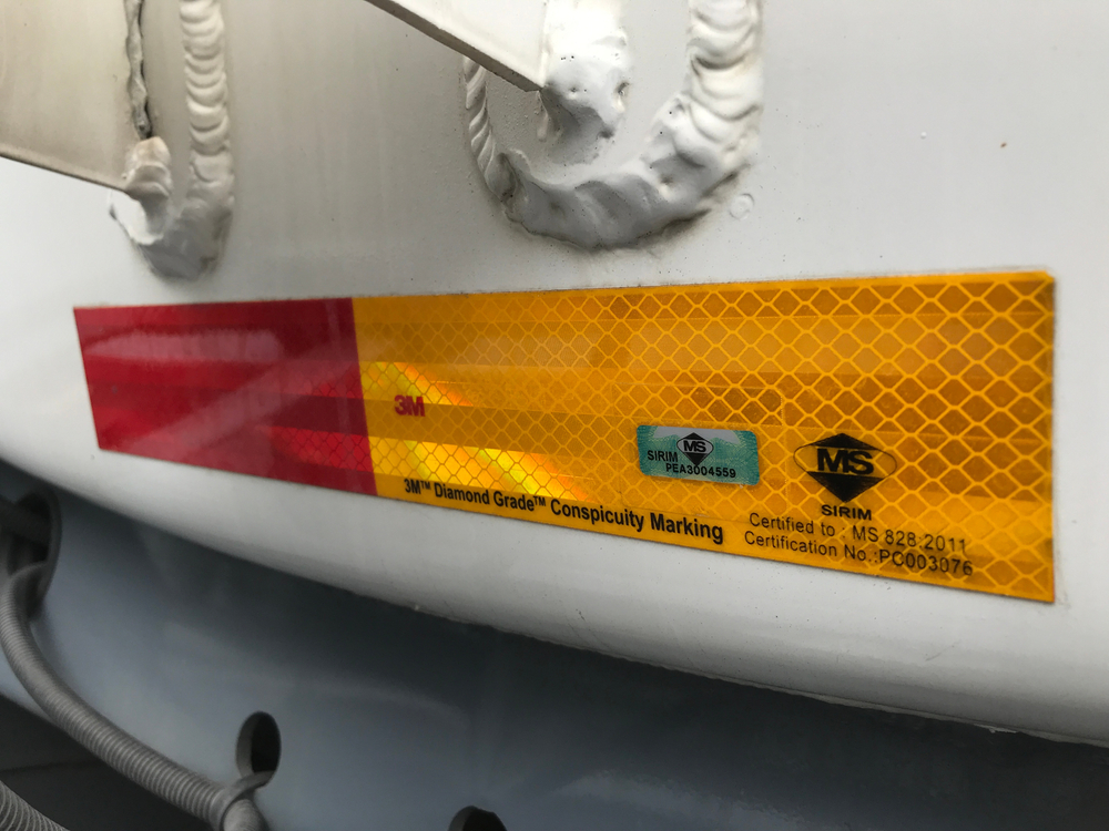 Apa Fungsi Stiker Garis Merah dan Kuning pada Truk Pickup?