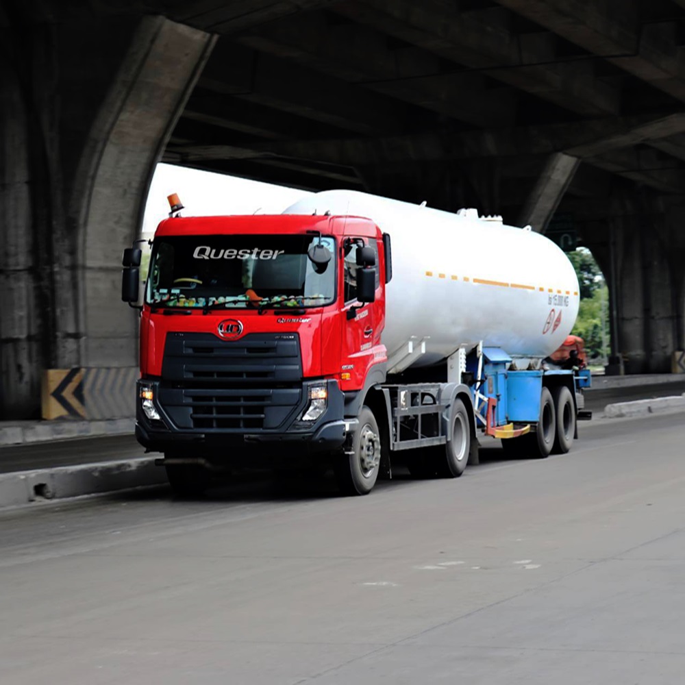 Tips Aman Berkendara di Sekitar Truk Besar