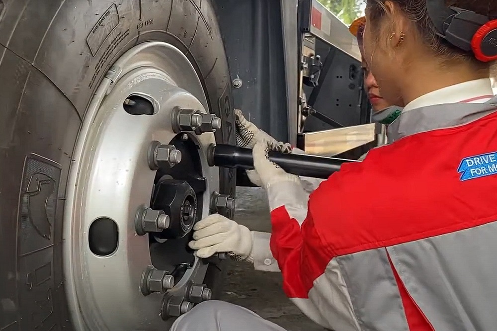 prosedur darurat ganti ban astra ud trucks