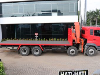 Pentingnya Truk Flatbed Dalam Industri Distribusi dan Logistik