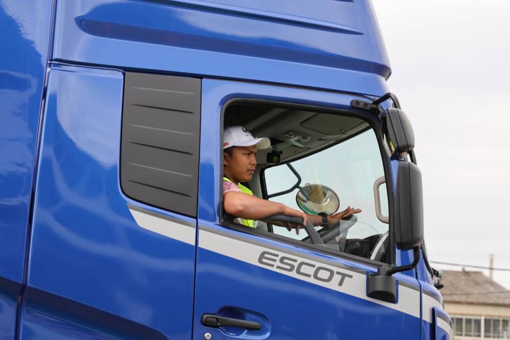 supir logistik tenang agar truk kecelakaan terhindari