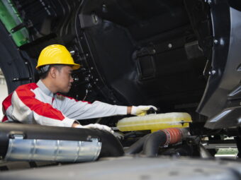 Waktu Ideal Penggantian Oli Mesin Truk Quester 8L dan 11L