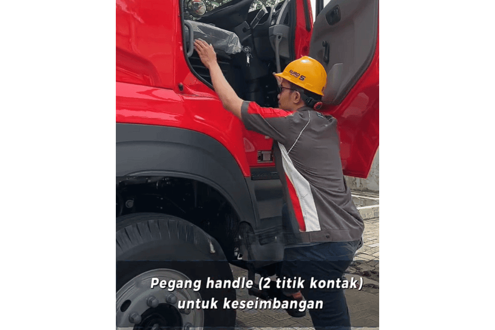 Prosedur Aman dan Nyaman Sopir Naik ke Kabin Truk Quester