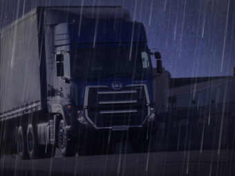 Tips Aman Mengemudikan Truk di Saat Hujan Lebat