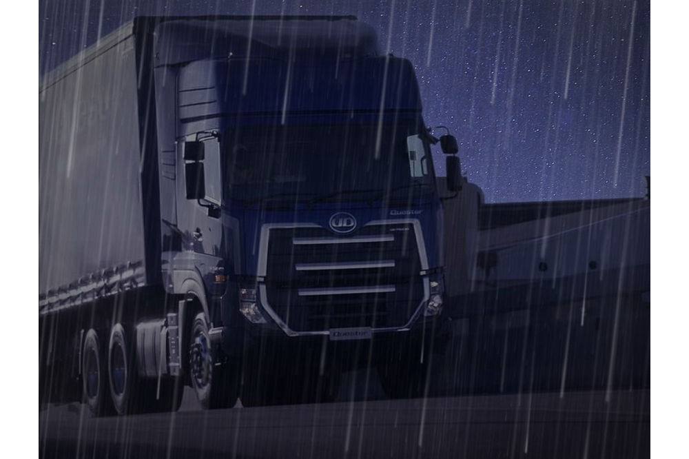 Tips Aman Mengemudikan Truk di Saat Hujan Lebat