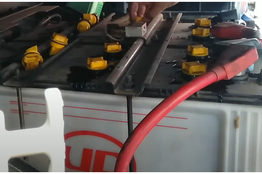 Mengenal Jenis Aki Truk Quester dan Cara Perawatannya