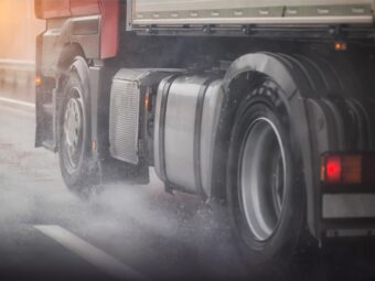 Tips Truk Terhindar Aquaplaning Saat Musim Hujan