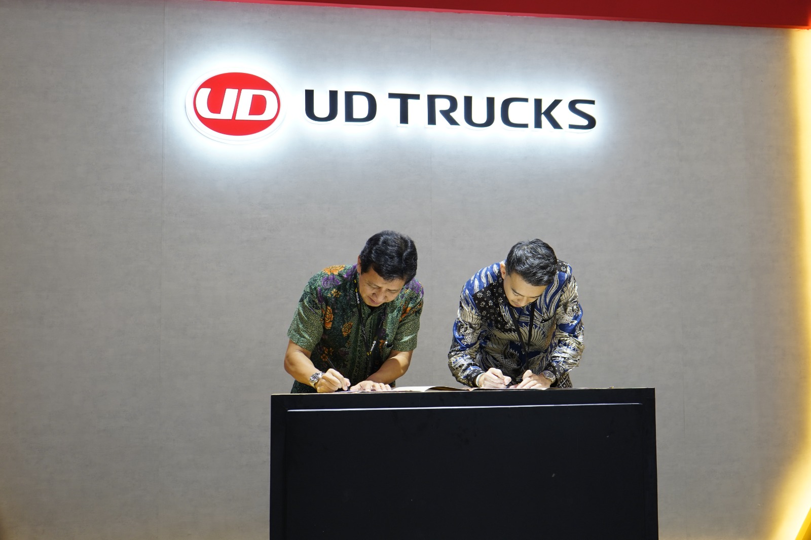 Astra UD Trucks dan Patra Logistik Menandatangani MoU Pemeliharaan Armada BBM di GIIAS 2025